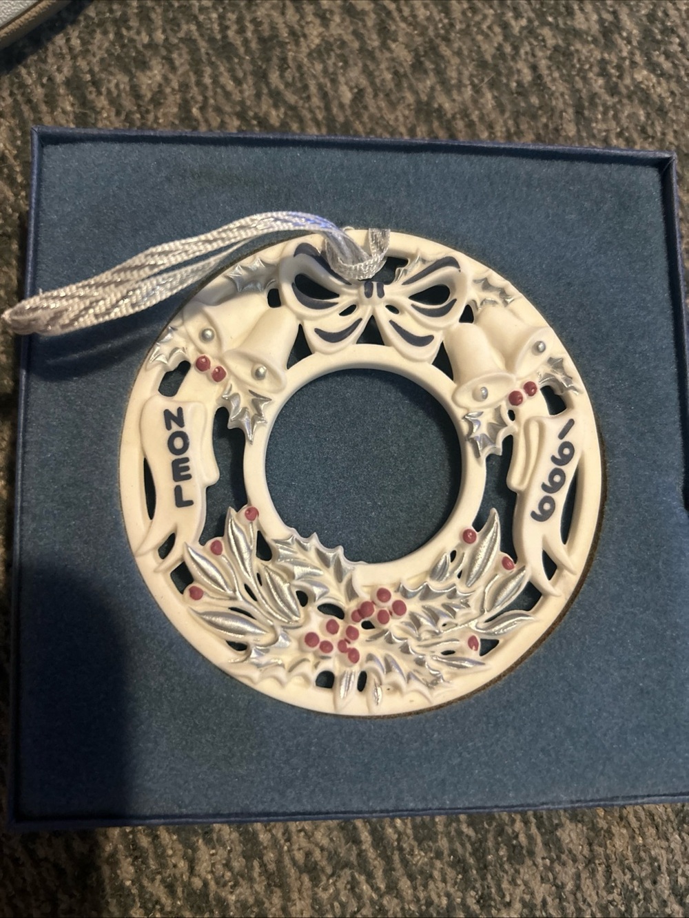 Wedgwood England Christmas Ornament Wreath 1999 Annual Silver Blue & Berry New